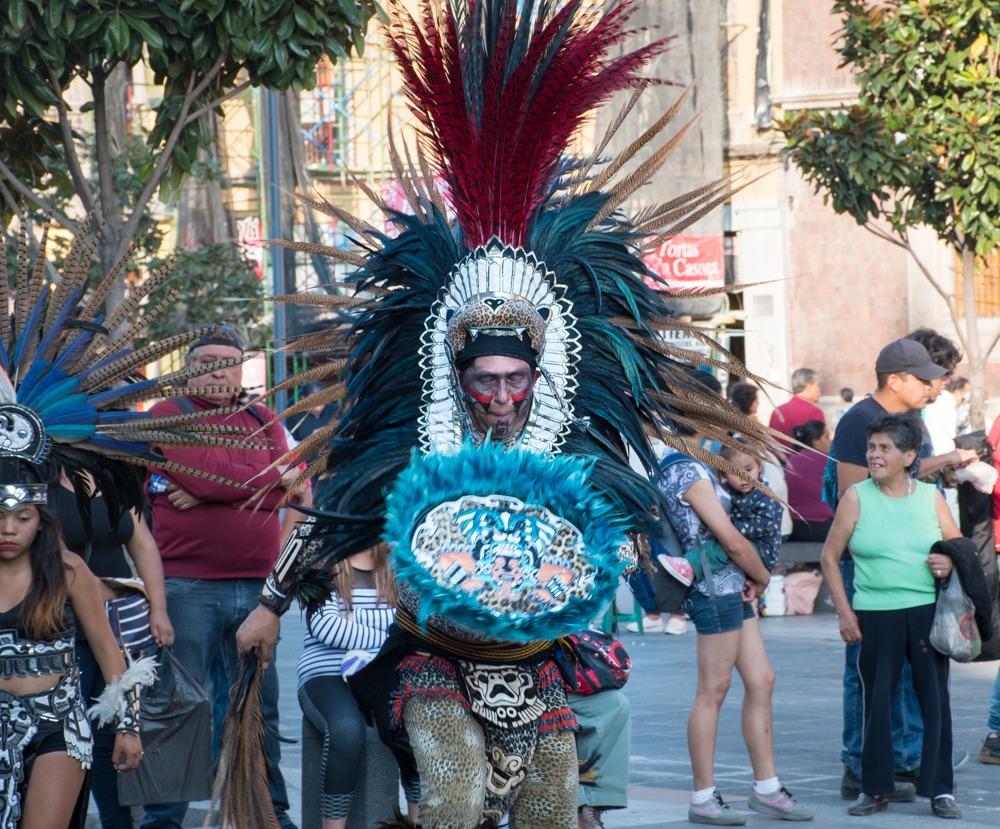 Un costume de Mexicains indigènes du passé, Aztèques (beaucoup de plumes colorées + visage coloré).