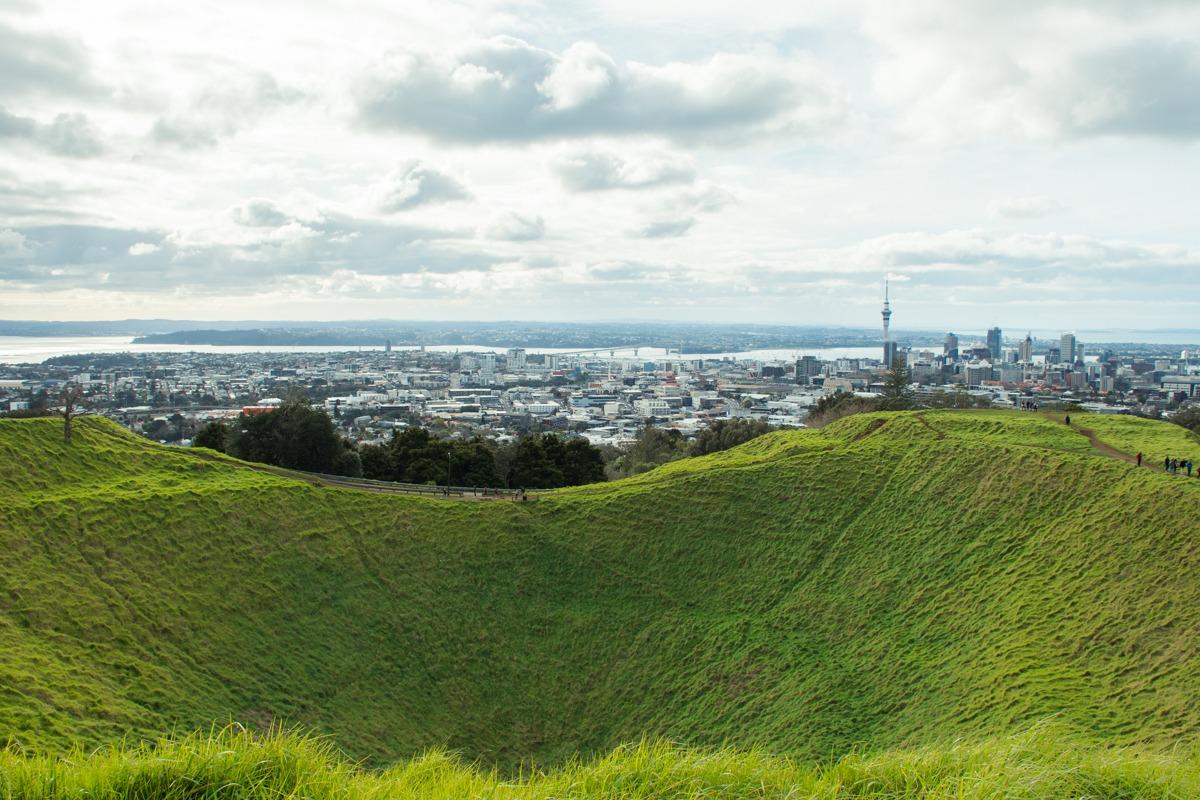 Pogled na Auckland iz gore Mt Eden - travnati krater vulkana in obris mesta v ozadju (naslovna slika Tri dni v Aucklandu