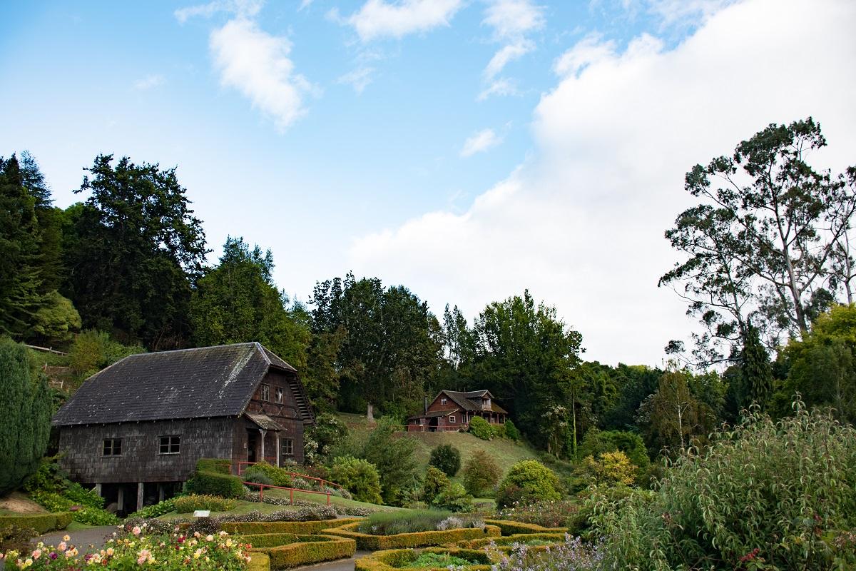 Wooden cottages surrounded by green bushes (Unique towns in Patagonia)