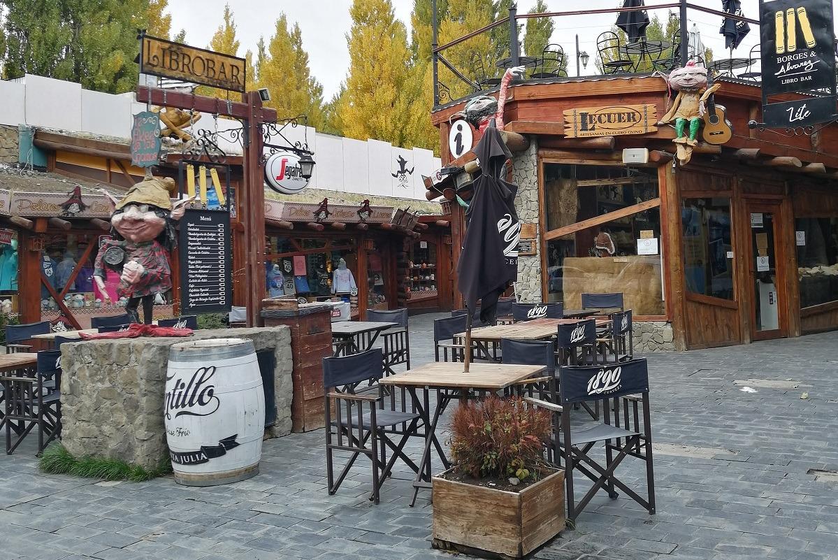 Bar with dwarfs on the yard in El Calafate